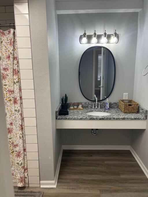 The Bernice - 2 Bedroom Apt In Quilt Town, Usa Hamilton Buitenkant foto